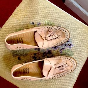 Women’s loafers in light mauve.